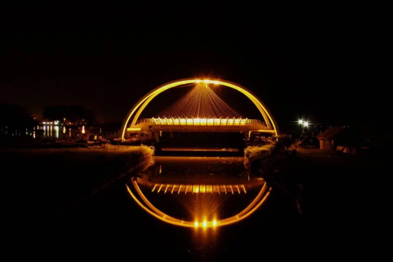 Modern Kochi: Marine Drive and Lulu Mall